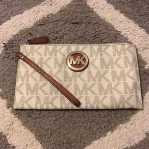 Michael kors wristlet